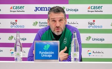 Ibon Navarro en la sala de prensa del Carpena.