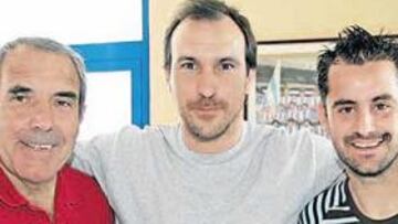 <b>TRES GENERACIONES. </b>Sabaté, Torres Mestre e Ito se juntaron ayer en Sant Adrià para recordar su pasado verdiblanco.