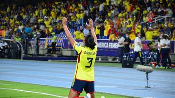 Daniela Arias celebrando un gol con la Selección Colombia.