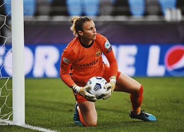 Sandra Paños (28 años, Alicante) lidera la lista como la portera con mayor nivel de nuestro fútbol, en el que la propia jugadora azulgrana destaca el potencial que hay en su demarcación: “Aquí en España podemos ser de las mejores porteras del mundo. Tenemos cualidades, características y nivel técnico para poder serlo y si tengo que escoger me quedo con las mías”. Pilar del Barça, en el que es indiscutible y acaba de ganar la Champions femenina, la alicantina no deja de crecer con un nivel imparable. Llegó al cuadro culé en 2015 y, seis años después, lo ha ganado casi todo con las catalanas, estando muy cerca de alzarse con su quinto Zamora. La portera valenciana lleva cuatro años siendo parte del equipo de la temporada en la Champions femenina. Y razones para ello no faltan. La meta nacida en Alicante está demostrando una temporada más que su nivel es excelso, con una gran regularidad y seguridad bajo palos. 