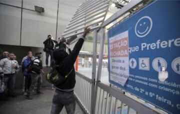 Una huelga de los empleados del sistema de metro de Sao Paulo agravó este jueves el caos de tránsito. El Movimiento de Trabajadores Sin Casa marchó hacia el estadio de la inauguración.