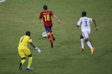 Jordi Alba se va solo y marca el tercer gol para España.