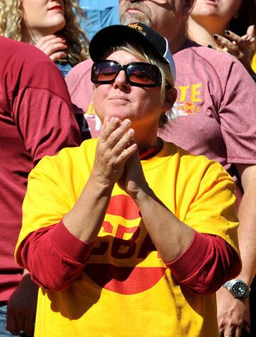 Miles de personas, que abarrotaban el Jack Trice Stadium de la Universidad de Iowa, recordaron a la golfista española asesinada cuando entrenaba el pasado 17 de septiembre. 