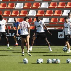 Celades ensaya con su equipo en un partido ante el filial