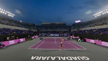 GUADALAJARA (MÉXICO), 18/10/2022.- La tenista ucraniana Marta Kostyuk (c) devuelve una bola contra la griega Maria Sakkari hoy, durante un partido del torneo Guadalajara Open Akron WTA 1000, realizado en el Centro Panamericano de Tenis, en Guadalajara, Jalisco (México). EFE/ Francisco Guasco