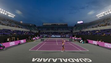 GUADALAJARA (MÉXICO), 18/10/2022.- La tenista ucraniana Marta Kostyuk (c) devuelve una bola contra la griega Maria Sakkari hoy, durante un partido del torneo Guadalajara Open Akron WTA 1000, realizado en el Centro Panamericano de Tenis, en Guadalajara, Jalisco (México). EFE/ Francisco Guasco
