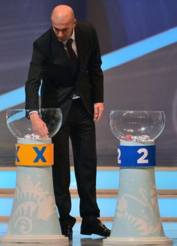 Zinedine Zidane participa en el sorteo final de la Copa Mundial de la FIFA Brasil 2014.