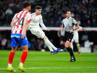 1-0. Zapatazo del uruguayo desde fuera del área, Gazzaniga no consigue atrapar el balón y le rebasa por el costado.