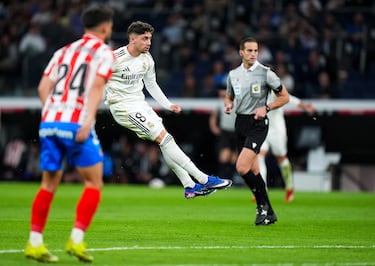 1-0. Zapatazo del uruguayo desde fuera del área, Gazzaniga no consigue atrapar el balón y le rebasa por el costado.