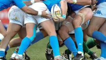 <b>FUERZA. </b>Pablo Canavosio recibe el balón de Leonardo Ghiraldini en el partido contra Irlanda.