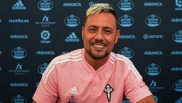 El portero brasileño Diego Alves firma el pasado mes de febrero su contrato como jugador del Celta.