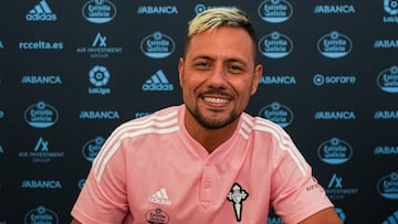 El portero brasileño Diego Alves firma el pasado mes de febrero su contrato como jugador del Celta.