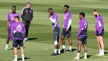 Rüdiger, en el centro del rondo, esta mañana.