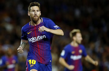 El delantero argentino del FC Barcelona Leo Messi celebra su gol, primero del equipo frente al RCD Espanyol