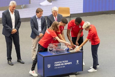 Varios miembros del club rojiblanco han participado del acto metiendo objetos rojiblancos en la 'caja del tiempo'.