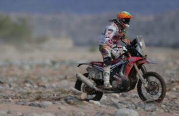 La piloto española Laia Sanz Pla-Giribert de Honda compite hoy, jueves 15 de enero de 2015, la etapa 11 del rally Daker 2015 entre Salta y Termas de Río Hondo (Argentina).
