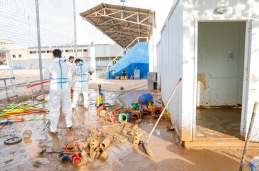 Trabajadores y voluntarios participan de las tareas de limpieza. 
