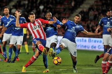 Varios jugadores pelean por un balón en el Girona-Tenerife.