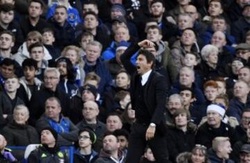 Antonio Conte protesta un lance de juego durante el Chelsea-Bournemouth.