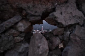 Vista al fondo del minarete de la mezquita del pueblo afectada por el terremoto.