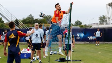 BUCAREST, 28/06/2023.-La selección sub-21 ha realizado una sesión de entrenamiento en el Steaua Training Ground de Bucarest tras clasificarse como primera de grupo para los cuartos de final del Europeo de Rumanía y Georgia. A continuación enviamos un compactado de imágenes del entrenamiento.-EFE/RFEF***SOLO USO EDITORIAL/SOLO DISPONIBLE PARA ILUSTRAR LA NOTICIA QUE ACOMPAÑA (CRÉDITO OBLIGATORIO)***