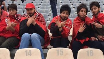 Mujeres iraníes se disfrazan de hombres para poder ver el fútbol.