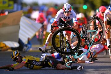 Grave caída del neerlandés Fabio Jakobsen (Deceuninck) al ser cerrado por su compatriota Groenewegen (Jumbo) que provocó una montonera en la línea de meta.