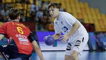 Djordje Cikusa intenta frenar a un atacanes alemán.