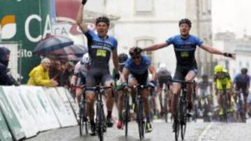Johim Ariesen celebra la victoria en la tercera etapa de la Vuelta al Alentejo.