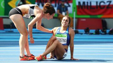 Nikki Hamblin ayuda a Abbey D´Agostino tras caerse en las semifinales de 5.000 metros durante los Juegos Olímpicos de Río.