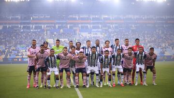 AME5116. PACHUCA (MÉXICO), 23/07/2023.- Jugadores de Pachuca y Oviedo posan antes de un amistoso, hoy en el estadio Hidalgo de la ciudad de Pachuca, Hidalgo (México). EFE/David Martínez Pelcastre