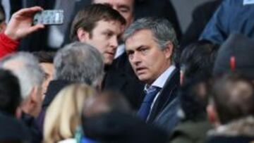 PROTAGONISTA. Mourinho fue el centro de atenci&oacute;n en la grada de Old Trafford. Viaj&oacute; con su hijo.