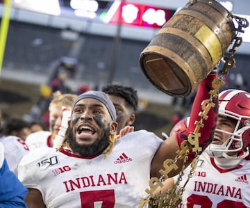 Cada año, las universidades de Indiana y Purdue se enfrentan por el Old Oaken Bucket en la Football Bowl Subdivision de la NCAA. Según cuenta la leyenda, el cubo era originario de algún pozo de Indiana. La cadena que lo rodea incorpora las letras “I” o “P” en bronce, y se añaden en función de cada ganador anual.