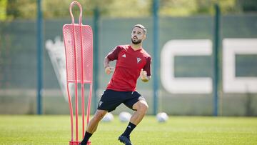 Álvaro Sanz, en un entrenamiento del Mirandés.