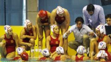 Miki Oca da instrucciones a las chicas del equipo español de waterpolo.