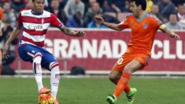 Adalberto Peñaranda y Dani Parejo pelean un balón durante el partido de Liga BBVA entre Granada y Valencia que se disputa en el Estadio de Los Cármenes.