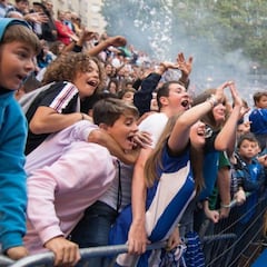 La plaza de los Fueros acogió la presentación popular del equipo