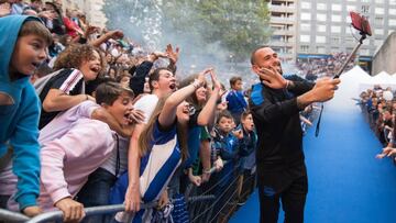 La plaza de los Fueros acogió la presentación popular del equipo