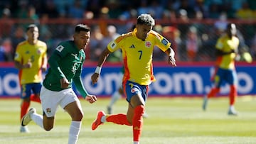 EL ALTO, BOLIVIA - OCTOBER 10: Luis Diaz of Colombia controls the ball against Héctor Cuéllar of Bolivia during the FIFA World Cup 2026 South American Qualifier match between Bolivia and Colombia at Estadio Municipal de El Alto on October 10, 2024 in El Alto, Bolivia. (Photo by Gaston Brito Miserocchi/Getty Images)