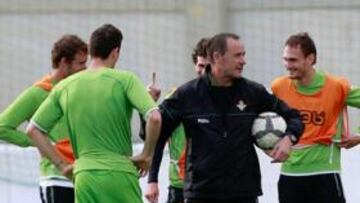 <b>SEGURO. </b>Víctor Fernández charla con sus jugadores. El técnico cree que van a lograr el triunfo.