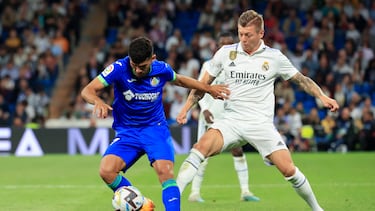 MADRID, 13/05/2023.- El centrocampista del Getafe, Carles Aleñá (i), controla el balón ante el centrocampista alemán del Real Madrid, Toni Kroos, durante el encuentro correspondiente a la jornada 34 de primera división disputado hoy sábado en el estadio Santiago Bernabéu, en Madrid. EFE / Zipi Aragón.