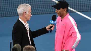 Rafa Nadal habla con John McEnroe tras su victoria ante Nick Kyrgios en el Open de Australia 2020.