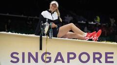 Caroline Wozniacki posa con el trofeo de campeona de las WTA Finals 2017 de Singapur tras ganar en el partido por el t&iacute;tulo Venus Williams. Las WTA Finals trasladar&aacute;n su sede a Shenzhen a partir del a&ntilde;o 2019.