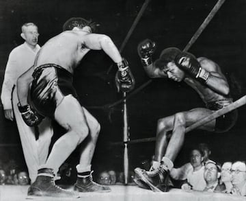 Jake LaMotta, 'Toro Salvaje', nació en Nueva York en 1921. Peleó en 106 combates de los que ganó 83 (30 por KO). Su gran rival fue Sugar Ray Robinson, al que ganó la segunda vez que se enfrentaron siendo el primer boxeador que conseguía vencerle. 
El 16 de junio de 1949 consiguió por KO el tí­tulo mundial de los pesos medios ante Marcel Cerdan. En la tercera defensa del título, el 14 de febrero de 1951, perdió ante Sugar Ray Robinson en una pelea que se bautizó como 'La matanza de San Valentín' debido a su crudeza. El 14 de abril de 1954 se subió al ring por última vez.
Después de su retirada compró un club nocturno. Tras perderlo por diversos problemas legales inició una carrera como comediante.
La película basada en su vida, Toro Salvaje, tuvo 8 nominaciones a los Óscar y se llevó 2 estatuillas (mejor montaje y mejor actor para Robert DeNiro).
En la imagen, en 1943  ante Sugar Ray Robinson, al que venció en el décimo asalto.