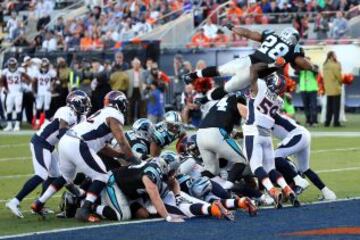 Jonathan Stewart volando para anotar el primer touchdown Carolina Panthers.