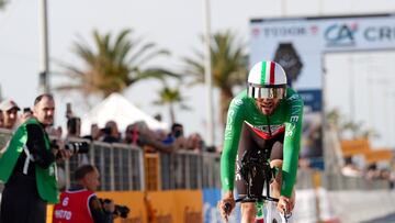 Ganna llega a la meta de la crono en Lido di Camaiore.