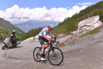 Después de conquistar cuatro Tours de Francia y dos Vueltas a España, a Chris Froome todavía le quedaba un reto por cumplir para culminar su colección de grandes rondas: el Giro de Italia. En la edición de 2018 fue a por ello, pero las cosas no le fueron bien durante las dos primeras semanas ante Simon Yates y Dumoulin. En la 19ª etapa, cuando ya no quedaba apenas margen de remontada, el británico puso patas arriba la carrera. Atacó en el Colle delle Finestre, a 80 km de meta, y dejó atrás a todos sus rivales. Yates, hundido, acabó el día a 40 minutos de su compatriota, que ganó la etapa en solitario y se enfundó la maglia rosa en la cima del Zoncolan gracias a una de las actuaciones más alucinantes de la historia de este deporte. Dumoulin perdió más de tres minutos respecto a Froomey, y ya no pudo revertir la situación en las dos etapas restantes.