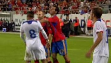 El madridista Arbeloa defiende al azulgrana Iniesta