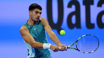 Tennis - Qatar Open - Khalifa International Tennis and Squash Complex, Doha, Qatar - February 19, 2025 Spain's Carlos Alcaraz in action during his round of 16 match against Italy's Luca Nardi REUTERS/Ibraheem Al Omari