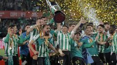 Soccer Football - Copa del Rey - Copa del Rey - Final - Real Betis v Valencia - Estadio La Cartuja de Sevilla, Seville, Spain - April 23, 2022  Real Betis&#039; Joaquin lifts the trophy with teammates after winning the Copa del Rey REUTERS/Jon Nazca